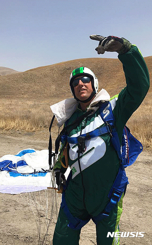 【서울=뉴시스】미 스카이다이버 루크 아이킨스가 30일(현지시간) 미 캘리포니아주 시미 밸리의 고도 2만5000피트(7620m)의 비행기에서 세계 최초로 낙하산 없이 스카이다이빙을 통해 가로 세로 각 30m의 지상에 설치된 그물 위에 안착하는데 성공했다. 루크 아이킨스의 모습. <사진 출처 : 이온라인닷컴> 2016.7.31