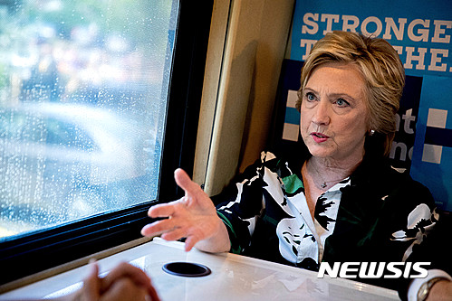 【클리블랜드=AP/뉴시스】힐러리 클린턴 미국 민주당 대선 후보가 31일(현지시간) 오하이오주 클리블랜드 행사를 마친 뒤 유세 버스 안에서 기자들과 대화하고 있다. 2016.8.1. 