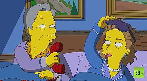 【서울=뉴시스】미국의 인기 만화 시리즈 '심슨'(The Simpsons)이 민주당 힐러리 클린턴 후보 지지를 시사하는 영상을 31일(현지시간) 공개했다. 사진은 영상 속 클린턴 후보가 백악관 상황실로부터 새벽 3시 전화를 받는 모습. 클린턴은 남편 빌 클린턴 전 대통령 옆에서 정장 차림과 완벽한 메이크업을 한 채 잠을 청하다가 응답한다. <출처:심슨 영상 캡처> 2016.8.1.
