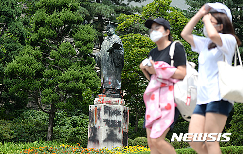 【서울=뉴시스】김진아 기자 = 1일 서울 서대문구 이화여대 안에 있는 김활란 초대총장 동상이 평생교육 단과대학 '미래라이프대학' 설립에 반대하는 학생들에 의해 훼손돼있다. 이화여대 학생들은 직장인 대상의 단과대학 설립 반대와 미래라이프 대학 사업 전면 폐지를 주장하며 1일까지 닷새째 농성을 하고 있다. 2016.08.01. bluesoda@newsis.com