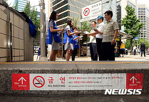 서울시, 지하철 출입구 '금연구역 안내표지' 개선