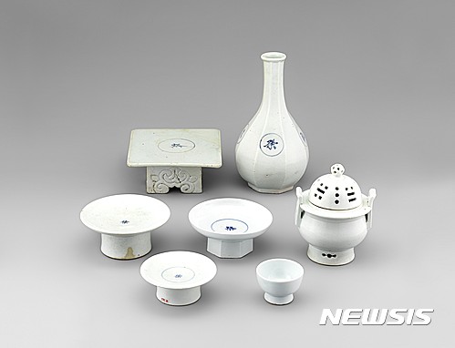 【서울=뉴시스】‘제’가 쓰여진 접시(白磁靑畫祭銘祭器), 18~19세기 