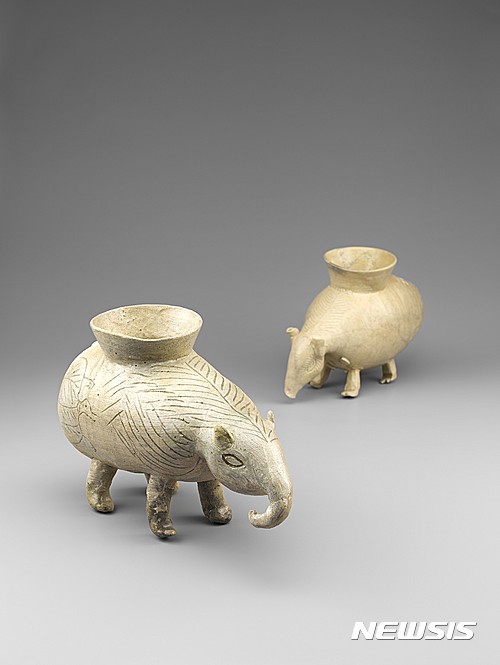 【서울=뉴시스】자라무늬 상준(粉靑沙器귀얄鼈文象尊)·희준(白磁犧尊), 조선 15~16세기, 경상북도 달성, 높이 25·21.4㎝