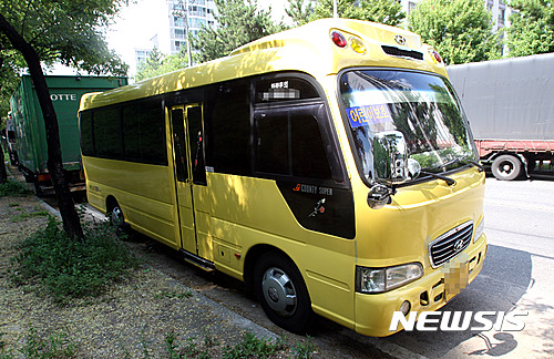 【광주=뉴시스】신대희 기자 = 광주경찰청은 1일 통학버스에 네 살배기 원생을 8시간 가량 방치해 의식불명에 빠뜨린 혐의(업무상과실치상)로 광주 광산구 모 유치원 원장 등 관계자 4명을 입건해 조사하고 있다고 밝혔다. 사진은 이날 오후 광주 광산구 한 아파트 대로변에 해당 유치원 버스가 주차돼 있는 모습. 2016.08.01. sdhdream@newsis.com
