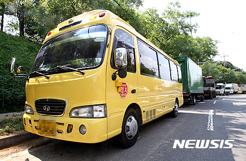 【광주=뉴시스】신대희 기자 = 광주경찰청은 1일 통학버스에 네 살배기 원생을 8시간 가량 방치해 의식불명에 빠뜨린 혐의(업무상과실치상)로 광주 광산구 모 유치원 원장 등 관계자 4명을 입건해 조사하고 있다고 밝혔다. 사진은 이날 오후 광주 광산구 한 아파트 대로변에 해당 유치원 버스가 주차돼 있는 모습. 2016.08.01.  sdhdream@newsis.com