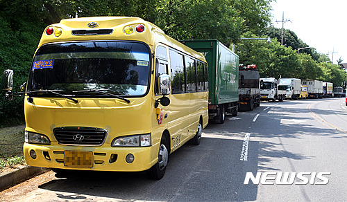 【광주=뉴시스】신대희 기자 = 광주경찰청은 1일 통학버스에 네 살배기 원생을 8시간 가량 방치해 의식불명에 빠뜨린 혐의(업무상과실치상)로 광주 광산구 모 유치원 원장 등 관계자 4명을 입건해 조사하고 있다고 밝혔다. 사진은 이날 오후 광주 광산구 한 아파트 대로변에 해당 유치원 버스가 주차돼 있는 모습. 2016.08.01.&nbsp; sdhdream@newsis.com