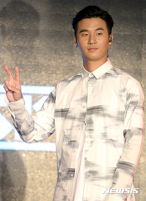 【서울=뉴시스】이영환 기자 = 1일 오후 서울 용산구 한남동 현대카드 언더스테이지에서 열린 래퍼 베이식 첫 번째 미니앨범 'NICE' 발매기념 쇼케이스에서 베이식이 포즈를 취하고 있다.&nbsp; 래퍼 베이식의 첫 미니앨범 'NICE'는 오는 2일 오후 12시에 각종 음원사이트를 통해 공개된다. 2016.08.01.&nbsp; 20hwan@newsis.com