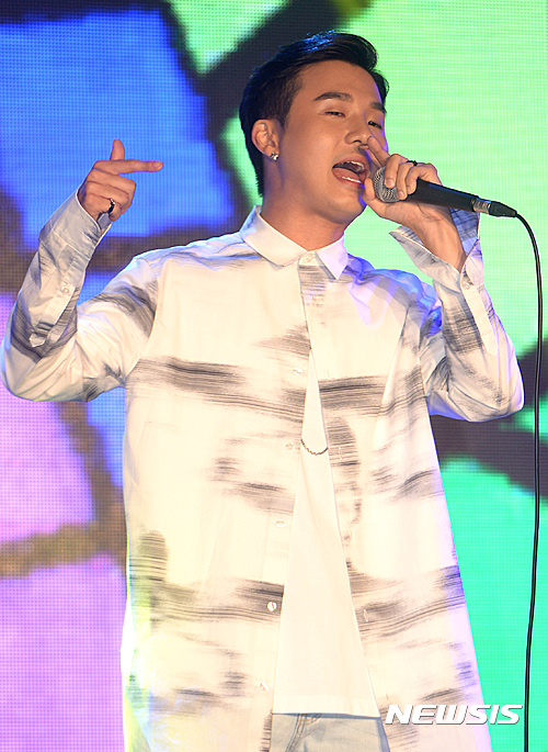 【서울=뉴시스】이영환 기자 = 1일 오후 서울 용산구 한남동 현대카드 언더스테이지에서 열린 래퍼 베이식 첫 번째 미니앨범 'NICE' 발매기념 쇼케이스에서 베이식이 수록곡 'Sunday in my badroom'을 선보이고 있다.&nbsp; 래퍼 베이식의 첫 미니앨범 'NICE'는 오는 2일 오후 12시에 각종 음원사이트를 통해 공개된다. 2016.08.01.&nbsp; 20hwan@newsis.com