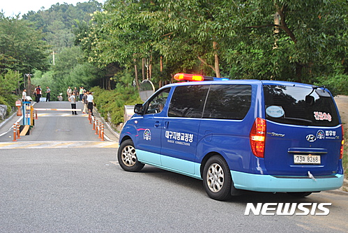 【김천=뉴시스】박홍식 기자 = 1일 오후 4시께 대구지검 김천지청에서 조사를 받던 우즈베키스탄 남성 A(30) 씨가 죄수복을 입은 채 달아났다. 김천교도소 직원과 검찰, 경찰이 경북 김천시 교통 코아루 아파트 달봉산 입구에서 수색을 하고 있다. 2016.08.01 phs6431@newsis.com