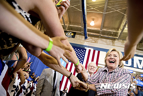 【오마하=AP/뉴시스】미국 민주당 대선 후보 힐러리 클린턴 전 국무장관이 1일(현지시간) 네브래스카주 오마하에서 선거 유세를 진행하고 있다. 이날 유세에는 워런 버핏 버크셔 해서웨이 회장(클린턴 뒤)이 함께 했다. 2016.8.2.