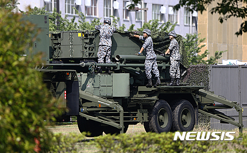 [도쿄=AP/뉴시스]미국과 이란 간 긴장이 고조되는 가운데 중동 지역 내 미국 최대 군사시설인 카타르의 알우데이드 공군기지에 주둔하고 있는 미군이 방어 태세를 조정을 위해 패트리어트 지대공 미사일을 트럭에 장착된 발사대에 탑재했다고 퍼스트포스트닷컴이 로이터 통신을 인용해 11일 보도했다. 사진은 일본 도쿄 시내에 배치된 패트리어트-3 미사일 모습. 2026.02.11 