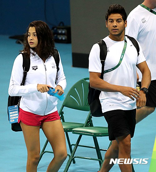 【리우데자네이루(브라질)=뉴시스】고범준 기자 = 2016 브라질 리우데자네이루 하계올림픽 수영에 출전한 난민 대표팀 유스라 마르디니(왼쪽)와 라미 아니스. bjko@newsis.com