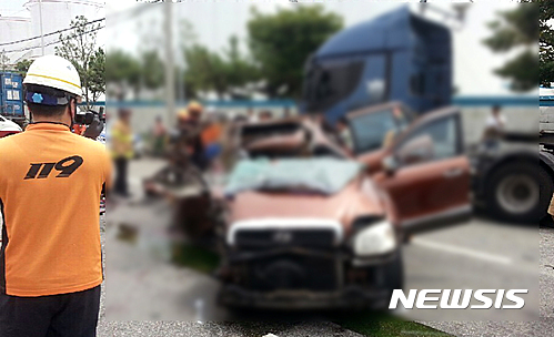 [부산=뉴시스] 지난 2016년 8월2일 부산 남구 감만동의 한 주유소 앞 도로에서 싼타페 차량이 도로변에 주차된 트레일러를 추돌해 일가족 4명이 숨졌다. 2016.08.02. (사진=남부경찰서 제공) photo@newsis.com