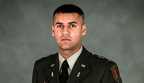 【서울=뉴시스】미국 공화당 대선 후보 도널드 트럼프가 무슬림 미군 전사자의 부모를 비하하는 발언을 했다가 호된 역풍을 맞고 있다고 미 언론들이 1일(현지시간) 보도했다. 사진은 이라크전에 참전했다가 2004년 숨진 후마윤 칸 대위. 트럼프는 민주당 전당대회 연사로 나온 칸 대위의 부모를 무슬림이라는 이유로 모욕하는 발언을 해 논란에 휘말렸다. <출처: 민주당전국위원회> 2016.8.2. 