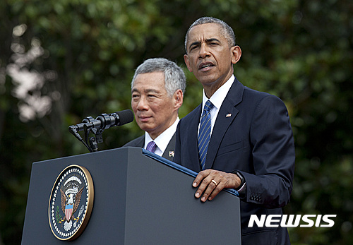 【워싱턴=AP/뉴시스】버락 오바마 미국 대통령 2일(현지시간) 백악관에서 거행된 환영행사에서 리센룽 싱가포르 총리가 지켜보는 가운데 연설하고 있다. 오바마 대통령은 공화당의 도널드 트럼프 후보는 백악관에 입성할 준비가 되지 않았다고 말했다. 2016.08.03