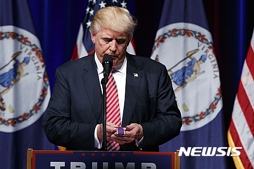 【애슈번=AP/뉴시스】미국 공화당 대선 후보 도널드 트럼프가 2일(현지시간) 버지니아주 애슈번 유세에서 재향군인으로부터 선물받은 퍼플 하프 훈장(부상당한 군인에게 수여하는 훈장)을 바라보고 있다. 2016.8.3. 