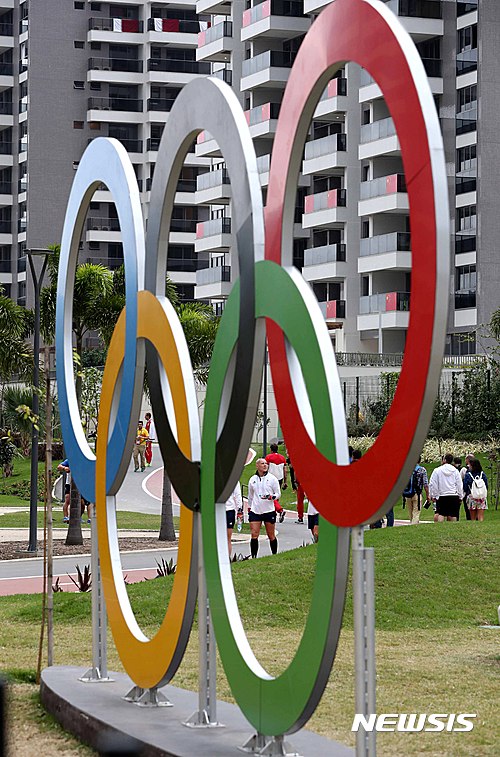 【리우데자네이루(브라질)=뉴시스】고범준 기자 = 2016 브라질 리우데자네이루 하계올림픽 개막식을 앞둔 3일(한국시간) 브라질 리우데자네이루 올림픽 선수촌에 오륜기 조형물이 설치되어 있다. 2016.08.03.&nbsp; bjko@newsis.com