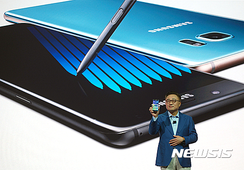 【서울=뉴시스】2일(현지시각) 미국 뉴욕에서 열린 삼성 갤럭시 언팩 행사에 참석한 삼성전자 무선사업부장 고동진 사장이 갤럭시 노트7을 소개하고 있다. 2016.08.03. (사진=삼성전자 제공)&nbsp; photo@newsis.com