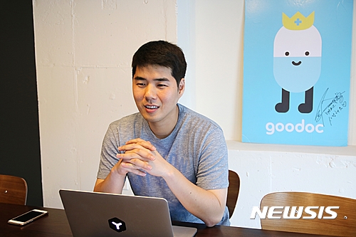【서울=뉴시스】박경득 굿닥 대표가 뉴시스와 인터뷰하고 있다. 굿닥은 옐로모바일 소속 옐로오투오의 병원∙약국 검색 앱으로 아이가 있는 집 또는 휴가철 필수 앱으로 자리매김했다. 한달 방문자 수는 약 100만명이다.