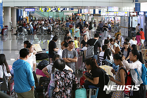 【청주=뉴시스】인진연 기자 = 충북 청주국제공항 터미널이 이용객들로 붐비고 있다. 2018.10.15 inphoto@newsis.com
