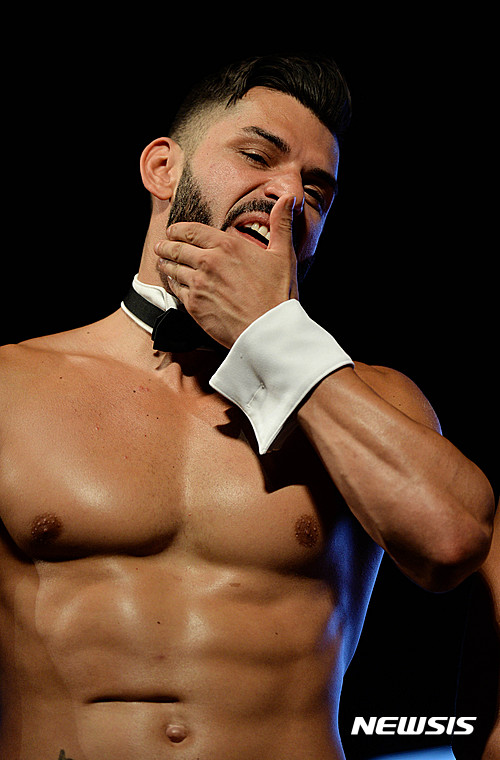 【서울=뉴시스】 박문호 기자 = 3일 오전 서울 송파구 올림픽공원 올림픽홀에서 열린 19금 여성전용 쇼 '치펜데일쇼' 쇼케이스 및 간담회에 참석한 배우가 포즈를 취하고 있다. '치펜데일 쇼'는 라스베이거스에서 여성 관객의 뜨거운 호응을 받는 여성전용 남성 스트립쇼로 1979년 처음 무대에 올라 35년이 지난 지금 100개국 이상의 도시에서 1억 명이 넘는 여성 관객을 동원하는 기록을 세웠다. 오는 9일까지 올림픽공원 올림픽홀에서 볼거리, 즐길 거리, 만질 거리가 풍부한 무대로 선보이는 소방관, 경찰, 카우보이 등 콘셉트와 스토리를 9인 9색의 매력의 배우들이 선보인다. 2016.08.03. go2@newsis.com