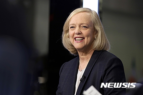 【뉴욕=AP/뉴시스】지난해 11월2일 촬영한 사진으로 휴렛 팩커드 엔터프라이즈 최고경영자(CEO)인 맥 휘트먼이 뉴욕증권거래소에 인터뷰를 하고 있다. 공화당의 거액 기부자 중 한 명인 휘트먼이 30일 콜로라도 주에서 클린턴 후보 지원 유세를 벌일 것이라고 밝혔다. 2016.08.30