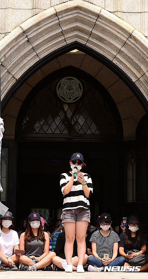 【서울=뉴시스】추상철 기자 = 이화여자대학교가 '미래라이프 대학(평생교육 단과대학 지원사업)' 설립을 철회한 3일 오후 일주일째 이대 학생들이 점거 농성을 하고 있는 서울 서대문구 이화여대 본관 앞에서 학생이 미라대 설립 철회와 관련 성명서를 발표하고 있다. 2016.08.03.&nbsp; scchoo@newsis.com