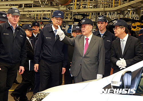 [서울=뉴시스] 정몽구 현대차그룹 회장이 3일(현지시각) 러시아 상트페테르부르크에 위치한 현대차 현지 공장을 방문해 소형 스포츠유틸리티차량(SUV) 크레타 생산라인을 점검하고 있다. 2016.08.03. (사진=현대차그룹 제공) photo@newsis.com