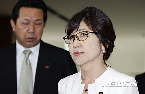【도쿄=AP/뉴시스】 이나다 도모미(稻田朋美) 일본 방위상이 규슈 북부 지역에 물난리가 난 지난 6일 점심께 약 1시간 동안 방위성 청사를 비워 여론의 질타를 받고 있다. 사진은 지난 2016년 8월3일 도쿄 총리관저에 들어서고 있는 이나다 방위상의 모습. 2107.07.07.