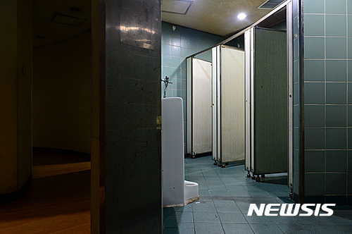 【서울=뉴시스】임태훈 기자 = 서울 노원경찰서는 지난 2일 오후 서울 노원구 한 학원에 다니는 초등학생 A(12)군이 건물 화장실에서 가방끈에 목매 숨진 상태로 발견됐다고 3일 밝혔다.&nbsp; 경찰은 유족과 학원 관계자를 조사하고 국립과학수사연구원에 부검 의뢰를 하는 등 자세한 사망 원인을 조사중이다.&nbsp; 사진은 이날 오후 사고가 발생한 학원 건물 화장실의 모습. 2016.08.03.&nbsp; taehoonlim@newsis.com