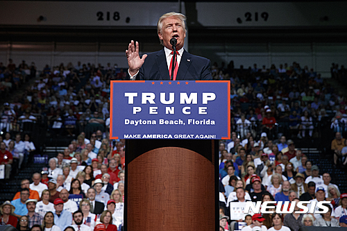 【데이토나 비치(미 플로리다주)=AP/뉴시스】 미국 공화당의 대선후보 도날드 트럼프가 3일(현지시간)&nbsp; 플로리다주 데이토나 비치의 오션센터에서 선거 유세 중 "힐러리는 IS의 창설자"라며 그의 국무장관시절 중동정책을 맹 비난하고 있다. 2016.08.04&nbsp;&nbsp; 