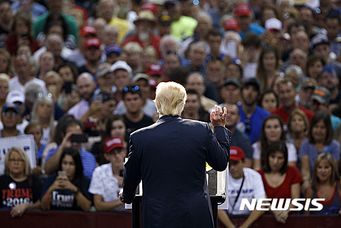【데이토나비치=AP/뉴시스】미국 공화당 대선 후보 도널드 트럼프가 3일(현지시간) 플로리다주 데이토나 비치에서 선거 유세를 하고 있다. 2016.8.4.