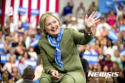 【커머스시티=AP/뉴시스】미국 민주당 대선 후보 힐러리 클린턴이 3일(현지시간) 콜로라도주 커머스시티에서 선거 유세를 하고 있다. 2016.8.4.