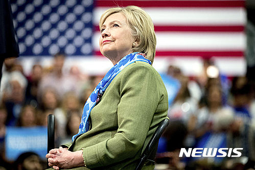 【커머스시티=AP/뉴시스】미국 민주당 대선 후보 힐러리 클린턴이 3일(현지시간) 콜로라도주 커머스시티에서 선거 유세를 하고 있다. 2016.8.4.