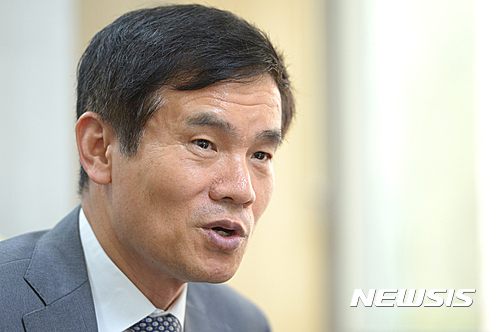 【서울=뉴시스】조수정 기자 = '김영란법'(부정청탁 및 금품 등 수수의 금지에 관한 법률)을 주도한 이성보 전 국민권익위원장이 3일 오후 자신이 대표변호사로 있는 서울 서초동  법률사무소 형산에서 뉴시스와 인터뷰 하고 있다. 김영란법은 지난 2011년 6월 김영란 전 국민권익위원장이 처음 제안했고 이성보 전 국민권익위원장이 법안을 만들어 국회에 제출했다. 2016.08.04.    chocrystal@newsis.com