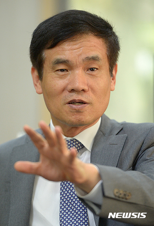 【서울=뉴시스】조수정 기자 = '김영란법'(부정청탁 및 금품 등 수수의 금지에 관한 법률)을 주도한 이성보 전 국민권익위원장이 3일 오후 자신이 대표변호사로 있는 서울 서초동  법률사무소 형산에서 뉴시스와 인터뷰 하고 있다. 김영란법은 지난 2011년 6월 김영란 전 국민권익위원장이 처음 제안했고 이성보 전 국민권익위원장이 법안을 만들어 국회에 제출했다. 2016.08.04.    chocrystal@newsis.com