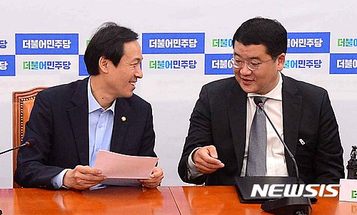 【서울=뉴시스】최종건 청와대 군비통제비서관이 과거 연세대 교수 신분으로 더불어민주당 주최의 사드 대책회의에 참여한 모습. (사진=뉴시스DB). 2016.08.04 