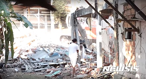 【서울=뉴시스】올림픽공원과 인접한 파벨라 '비야 오토드로모(Vila Autodromo)'와 이곳에 살던 700여가구는 정부의 불도저를 피할 수 없었다. 비야 오토드로모는 2일 시장 상인 오거스토 파레이라의 주택 철거로 영원히 사라졌다. (사진 출처 = 유튜브 캡쳐) 2016.08.04