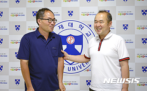 【대전=뉴시스】유순상 기자 = 러시아 유명대학 모스크바물리기술대를 수석졸업한 공근식(왼쪽)씨가 4일 배재대를 방문, 은사인 박종대 교수와 이야기를 나누고 있다.2016.8.4.(사진=배재대 제공) ssyoo@newsis.com