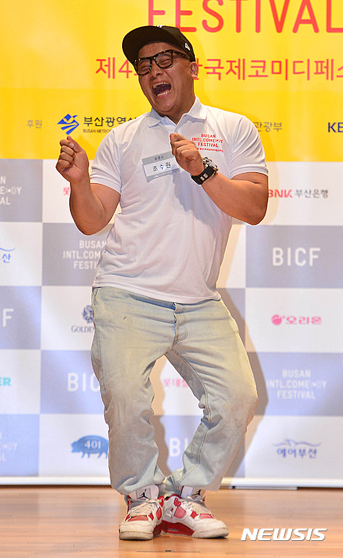 【서울=뉴시스】김선웅 기자 = 4일 오후 서울 용산구 동자아트홀에서 열린 '제4회 부산국제코미디페스티벌' 기자간담회에 참석한 개그맨 조수원이 포즈를 취하고 있다. 2016.08.04. mangusta@newsis.com