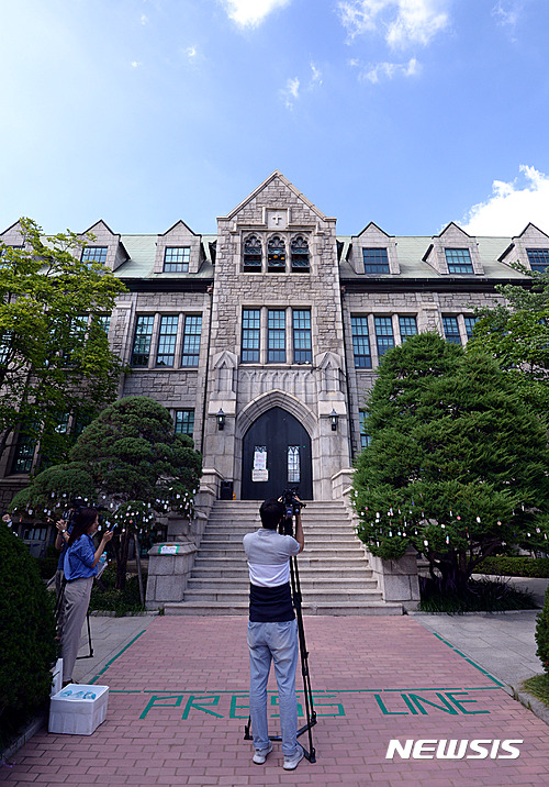 【서울=뉴시스】이영환 기자 = 학교로부터 미래라이프대학(평생교육 단과대학) 설립 철회 약속을 받아낸 이화여대 학생들이 본관 점거 해제의 조건으로 최경희 총장의 사퇴를 요구하고 있는 4일 오후 서울 서대문구 이화여자대학교 본관 정문이 굳게 닫혀 있다.&nbsp; 학생들 요구와는 달리 최 총장은 4일 오후 이대 전체 학생, 교직원, 동문에게 이메일을 보내 잘못을 인정하고 사과했지만 사퇴에 대한 내용은 담지 않아 사실상 거부 의사를 나타낸 것으로 풀이되고 있다. 2016.08.04.&nbsp; 20hwan@newsis.com