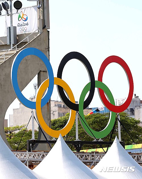 【리우데자네이루(브라질)=뉴시스】고범준 기자 = 2016 브라질 리우데자네이루 하계올림픽 개막식을 앞둔 5일(한국시간) 브라질 리우데자네이루 삼보드로모 양궁 경기장에 오륜기 조형물이 설치되어 있다. 2016.08.05.&nbsp; bjko@newsis.com