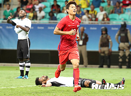 【사우바도르(브라질)=뉴시스】 장세영 기자 = 5일(한국시각) 브라질 사우바도르의 폰치 노바 아레나 경기장에서 열린 2016리우데자네이루 올림픽 남자축구 C 조별리그 예선 1차전 한국대 피지경기, 한국 류승우가 선취골을 넣고 골대로 향고 있다. 2016.08.05. photothink@newsis.com