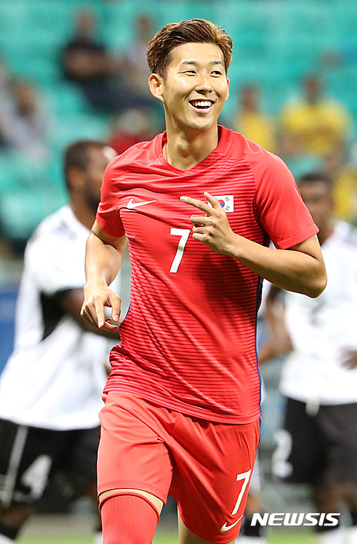 【사우바도르(브라질)=뉴시스】 장세영 기자 = 5일(한국시간) 브라질 사우바도르의 폰치 노바 아레나 경기장에서 열린 2016리우데자네이루 올림픽 남자축구 C 조별리그 예선 1차전 한국대 피지 경기, 한국 손흥민이 패널티킥을 성공 시키고 세리머니를 하고 있다. 2016.08.05. photothink@newsis.com 