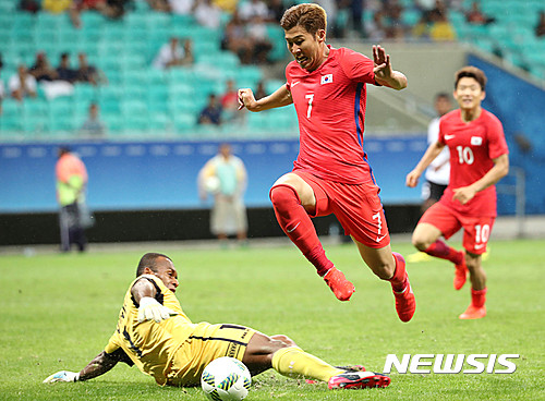 【사우바도르(브라질)=뉴시스】 장세영 기자 = 5일(한국시간) 브라질 사우바도르의 폰치 노바 아레나 경기장에서 열린 2016리우데자네이루 올림픽 남자축구 C 조별리그 예선 1차전 한국대 피지 경기, 한국 손흥민이 골키퍼를 제치고 드리블을 하고 있다. 2016.08.05. photothink@newsis.com 