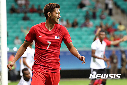 【사우바도르(브라질)=뉴시스】 장세영 기자 = 5일(한국시간) 브라질 사우바도르의 폰치 노바 아레나 경기장에서 열린 2016리우데자네이루 올림픽 남자축구 C 조별리그 예선 1차전 한국대 피지 경기, 한국 손흥민의 슛이 노골이 되자 아쉬워 하고 있다. 2016.08.05. photothink@newsis.com