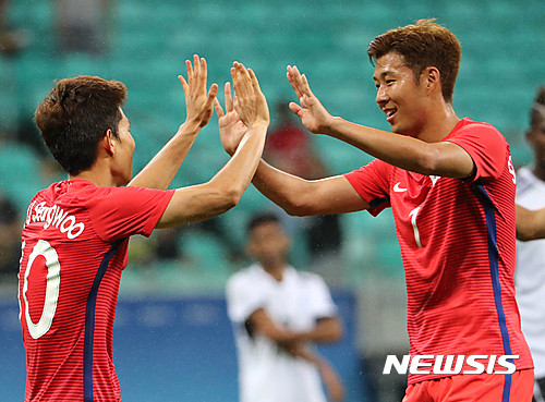 【사우바도르(브라질)=뉴시스】 장세영 기자 = 5일(한국시간) 브라질 사우바도르의 폰치 노바 아레나 경기장에서 열린 2016리우데자네이루 올림픽 남자축구 C 조별리그 예선 1차전 한국대 피지 경기, 한국 류승우가 해트트릭을 하고 손흥민과 하이파이브를 하고 있다. 2016.08.05. photothink@newsis.com 