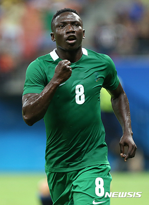 【마나우스=AP/뉴시스】나이지리아의 오그헤네카로 에테보(21)가 4일(현지시간) 마나우스 아마조니아 아레나에서 열린 남자 축구 B조 일본과의 경기에서 득점한 뒤 골 세러머니를 하고 있다. 지난해 아프리카 신인왕 출신인 그는 이날 4골을 기록해 팀의 5-4 승리를 이끌었다.