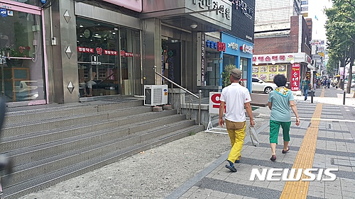  【수원=뉴시스】이준석 기자 = 5일 오후 1시께 경기 수원시 팔달구 수원역 인근 인도에 설치된 실외기에서 뜨거운 바람이 나와 시민들이 이 실외기를 지켜보며 길을 걷고 있다. 2016.08.05&nbsp; ljs@newsis.com