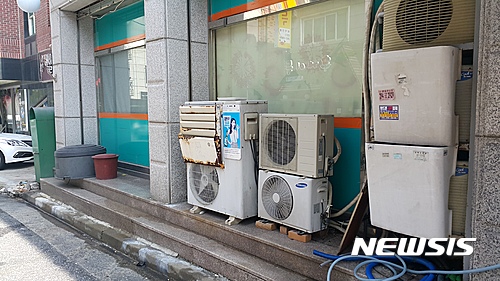  【수원=뉴시스】이준석 기자 = 5일 오후 2시께 낮 기온 36도의 무더운 날씨에 경기 수원시 영통구 영통동 한 상가에 설치된 실외기에서 뜨거운 바람이 여과없이 나오고 있다. 2016.08.05&nbsp; ljs@newsis.com